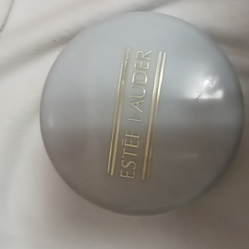 Estee lauder youth-dew dusting powder .